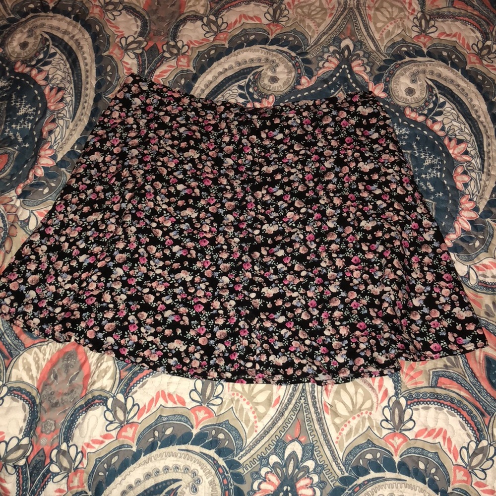 🌺 H&M “Divided” Floral button down skirt! 🌺